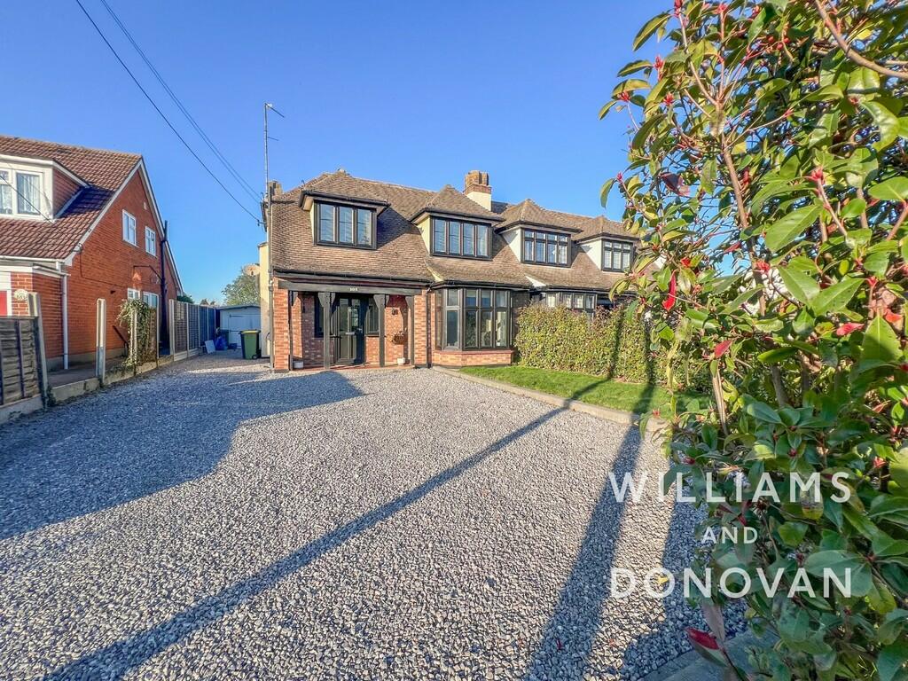 3 bedroom chalet for sale in Greensward Lane, Hockley, SS5