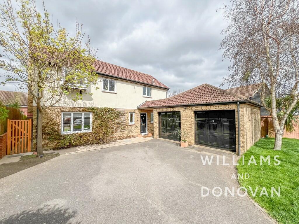 4 bedroom detached house for sale in Buckingham Road, Hockley, SS5