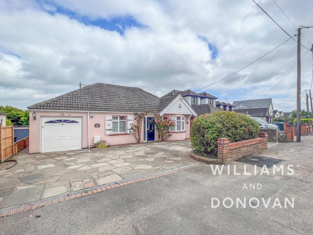 4 bedroom detached house for sale in Plumberow Avenue, Hockley, SS5