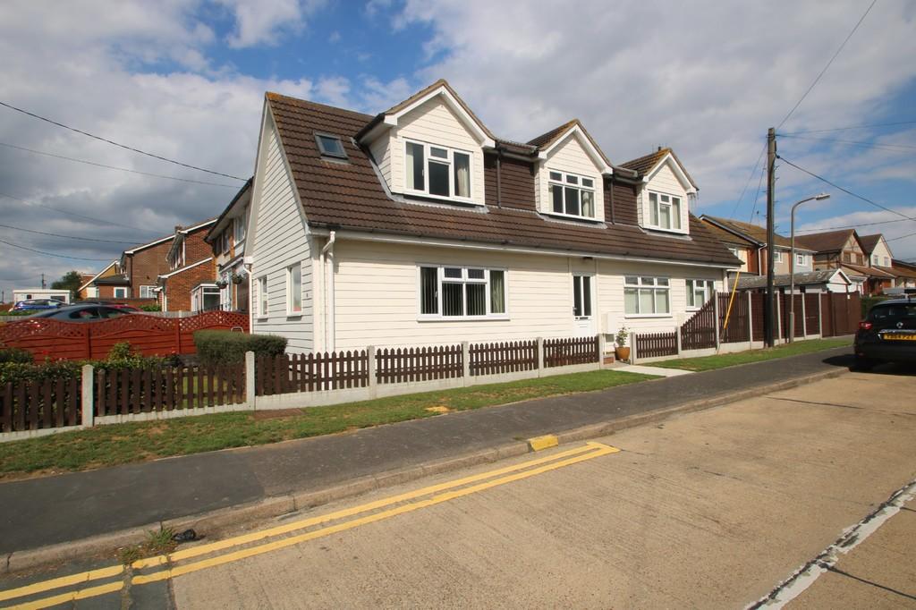 2 bedroom detached house for sale in Ferry Road, Hullbridge, SS5