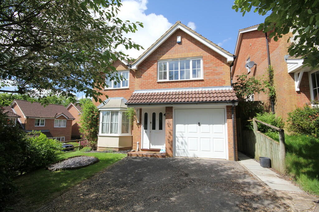 4 bedroom detached house for sale in Welland Close, Crowborough, TN6