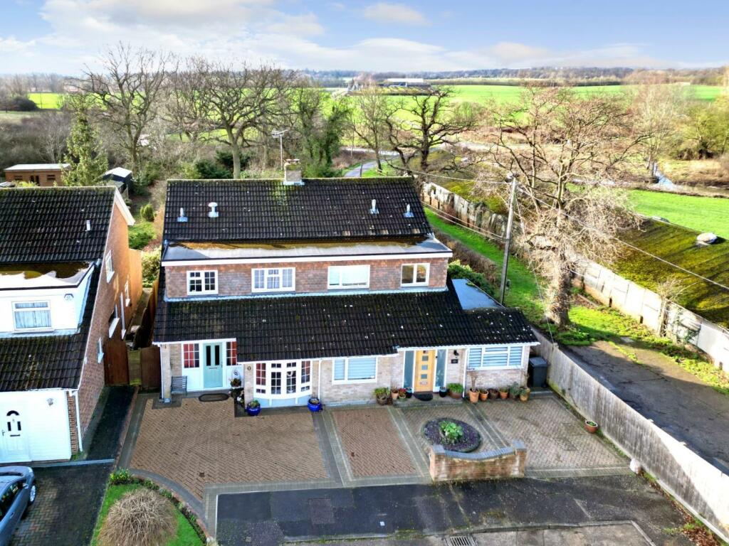 4 bedroom semidetached house for sale in Longacre, Chelmsford, CM1