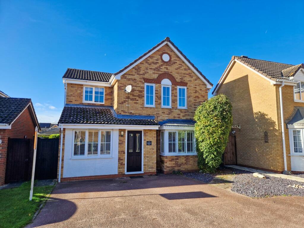 4 bedroom detached house for sale in Bluebell Close, Biggleswade, SG18