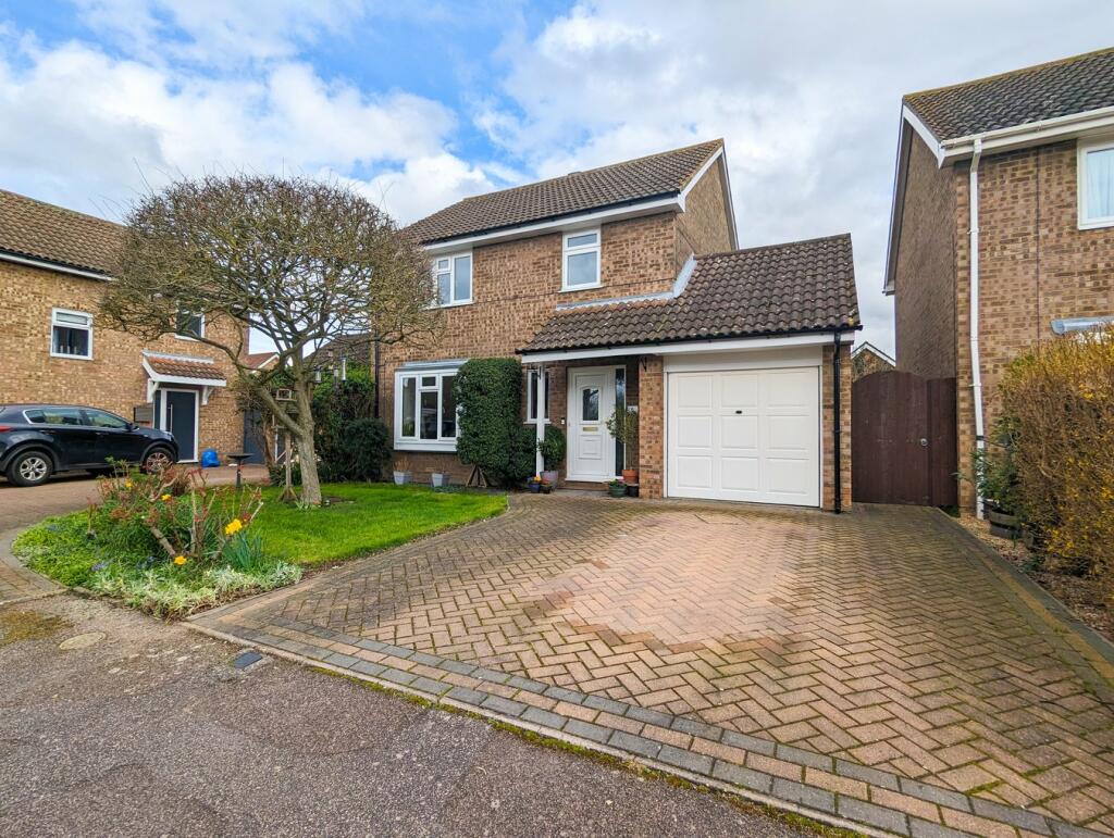 4 bedroom detached house for sale in Kittiwake Close, Biggleswade, SG18