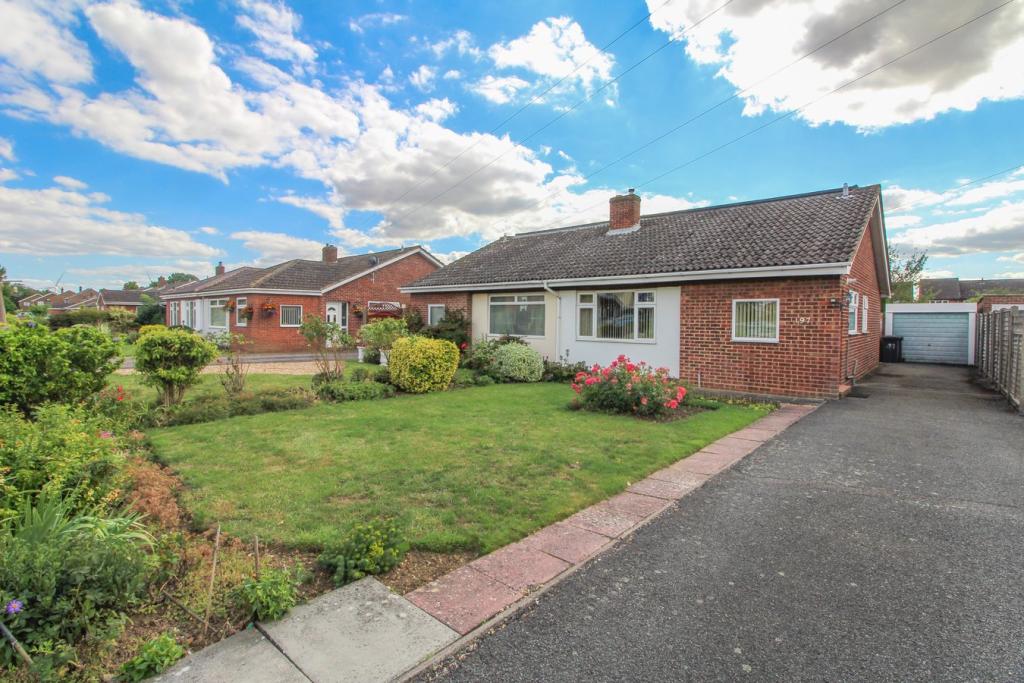 3 bedroom semidetached house for sale in Holme Court Avenue