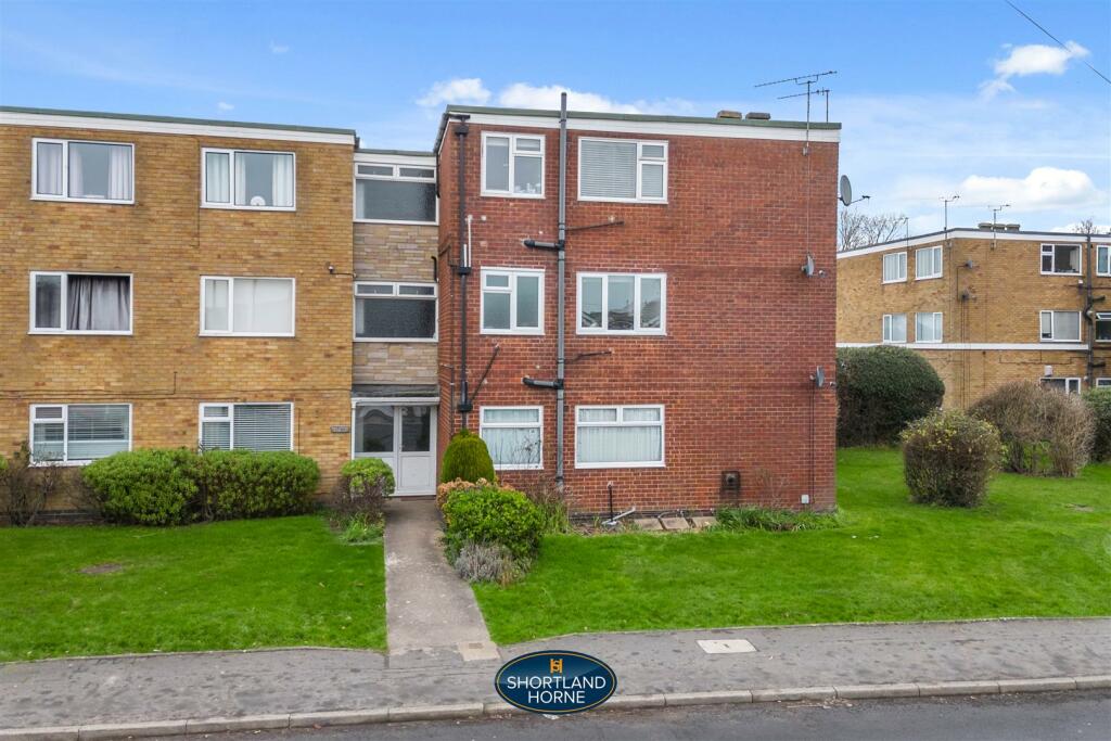 2 bedroom flat for sale in Upper Eastern Green Lane, Eastern Green