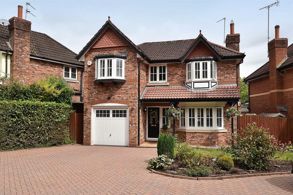 4 bedroom detached house for sale in Victoria Road, Macclesfield, SK10