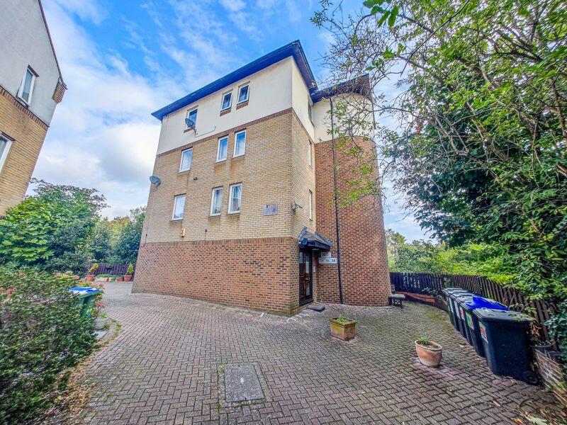 2 bedroom flat for sale in Watersmeet Way, North Thamesmead, SE28