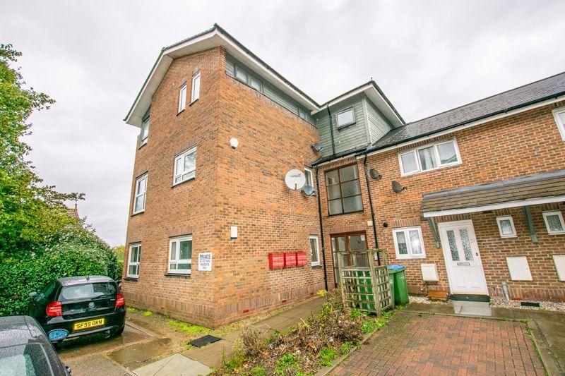 1 bedroom flat for sale in Meadowford Close, Central Thamesmead, SE28