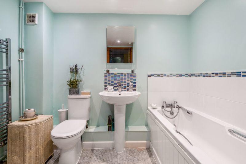 3 bedroom semidetached house for sale in Bois Moor Road, Chesham, HP5