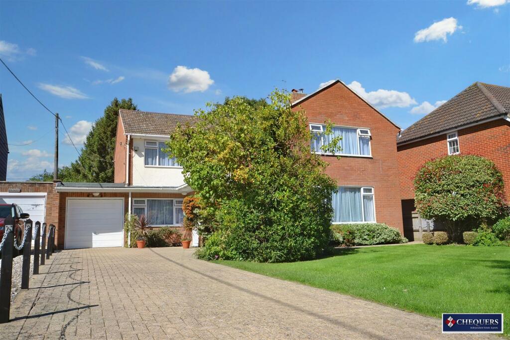 4 bedroom link detached house for sale in Bramley Road, Pamber End