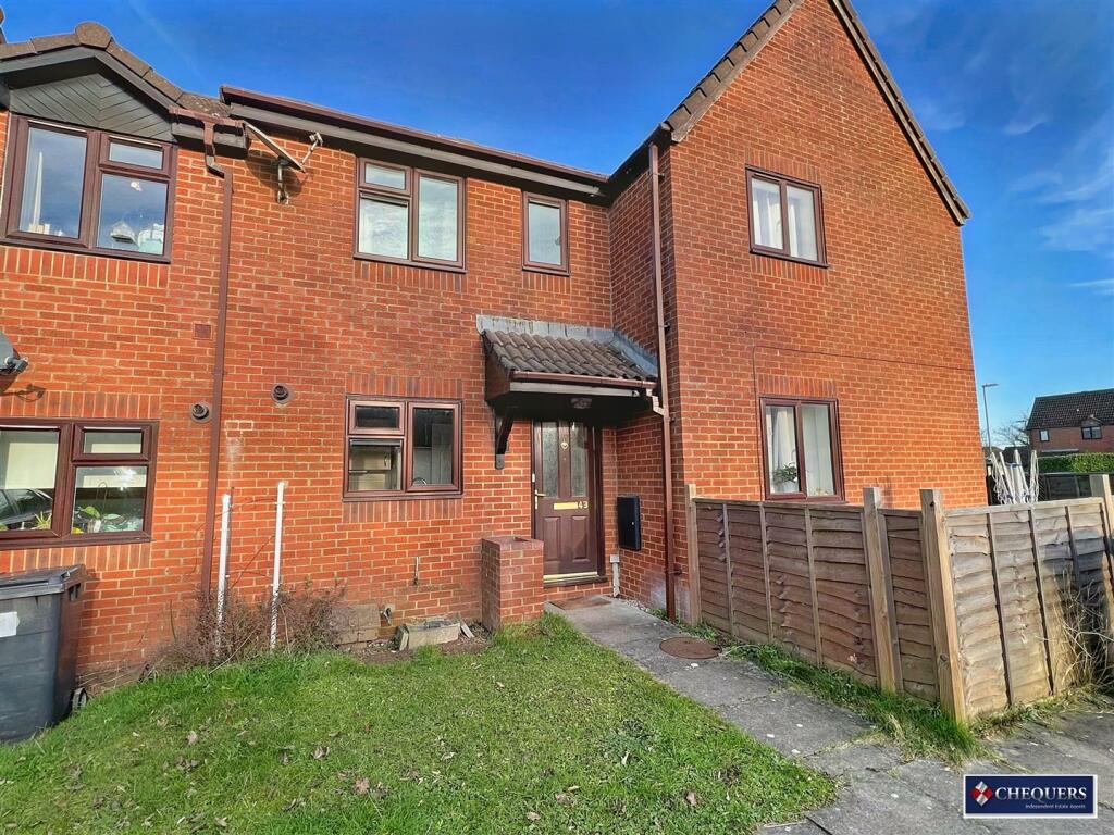 2 bedroom terraced house for sale in Balmoral Way, Basingstoke, RG22