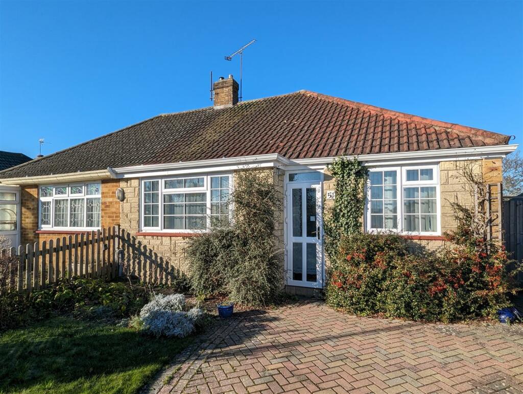 2 bedroom bungalow for sale in Brackley Way, Basingstoke, RG22