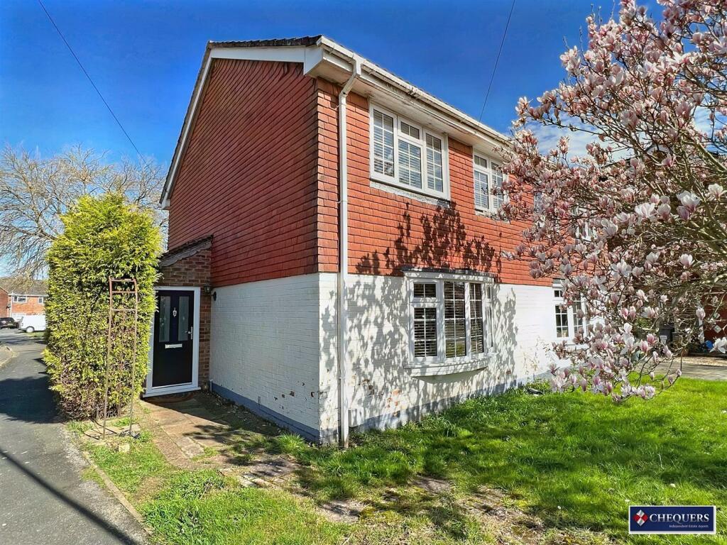 3 bedroom semi-detached house for sale in Lomond Close, Oakley, Basingstoke, RG23
