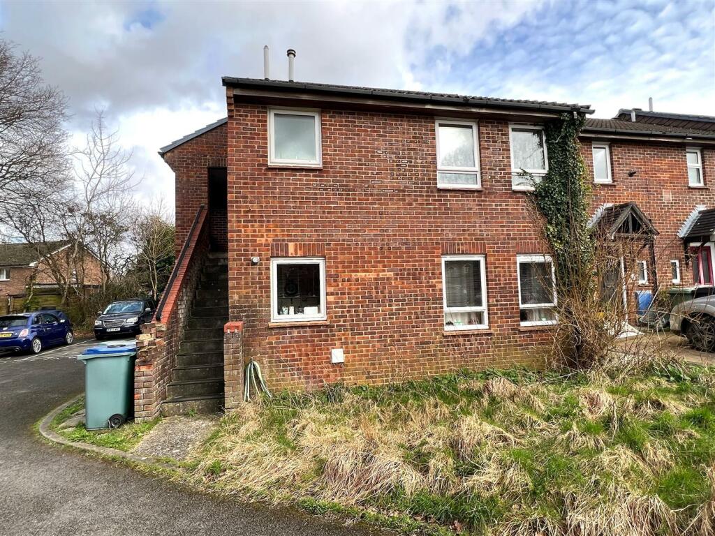 Studio flat for sale in Hartley Gardens, Tadley, RG26