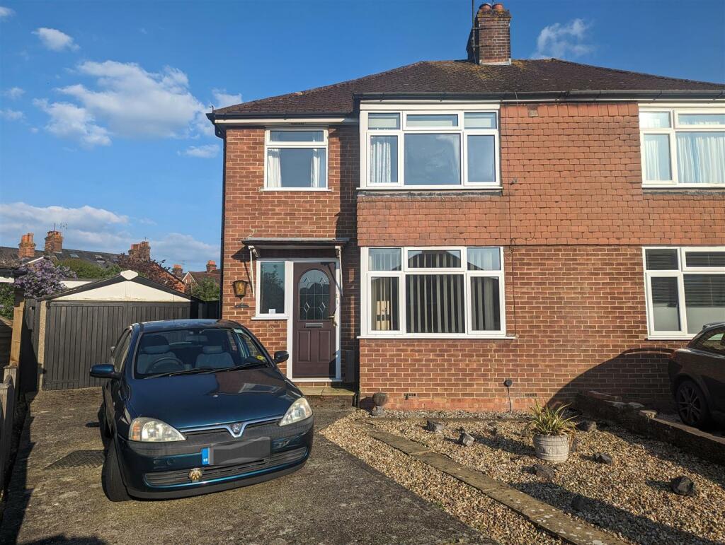 3 bedroom semidetached house for sale in Highfield Chase, Basingstoke