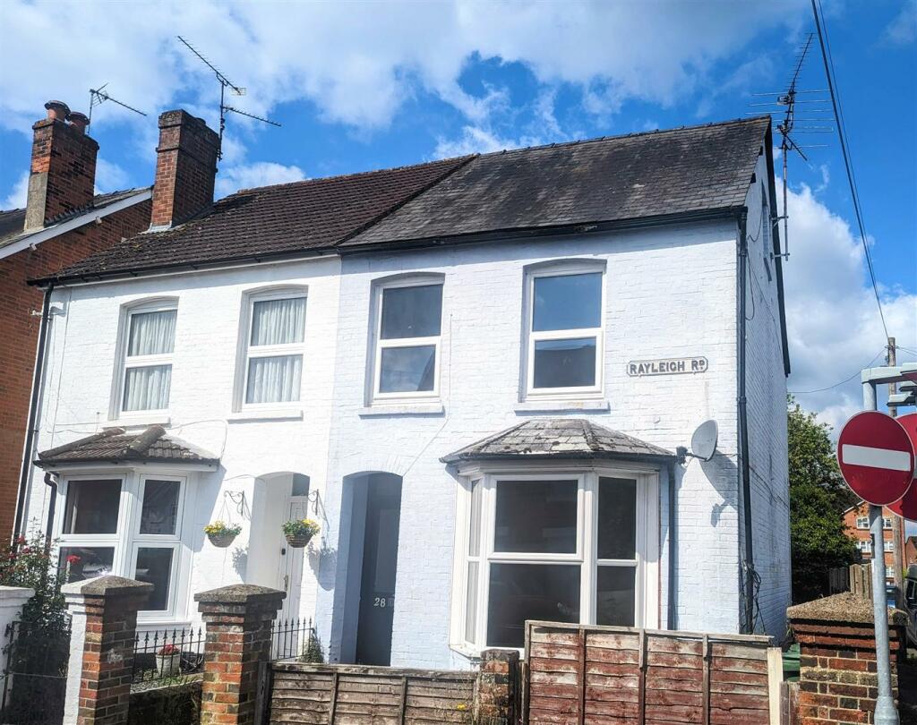 3 bedroom semidetached house for sale in Rayleigh Road, Basingstoke, RG21