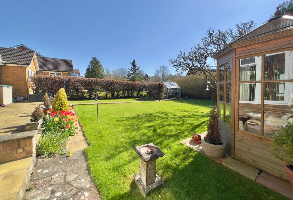 3 bedroom semidetached bungalow for sale in Hale Road, Wendover