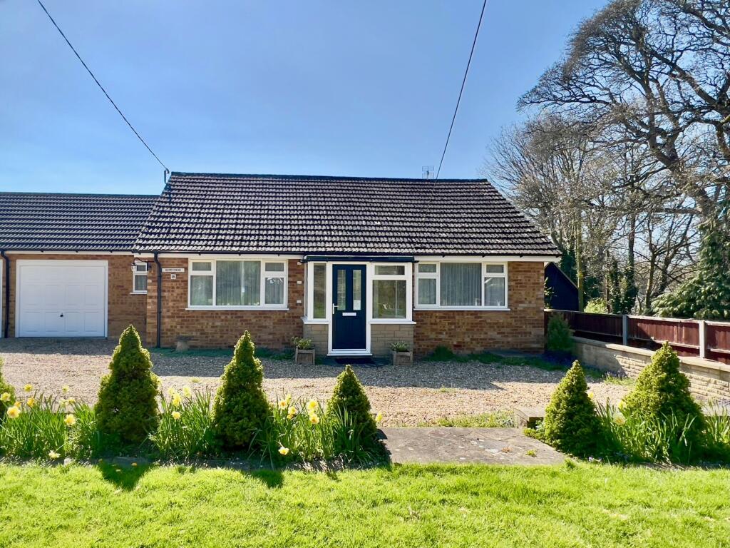3 bedroom semidetached bungalow for sale in Hale Road, Wendover