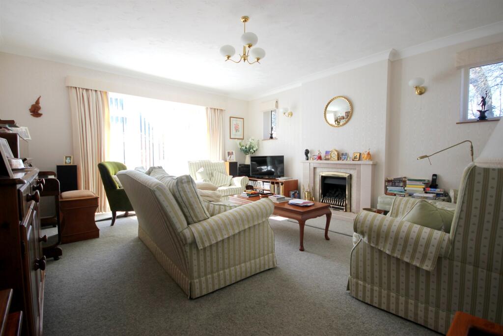 3 bedroom semidetached bungalow for sale in Hale Road, Wendover