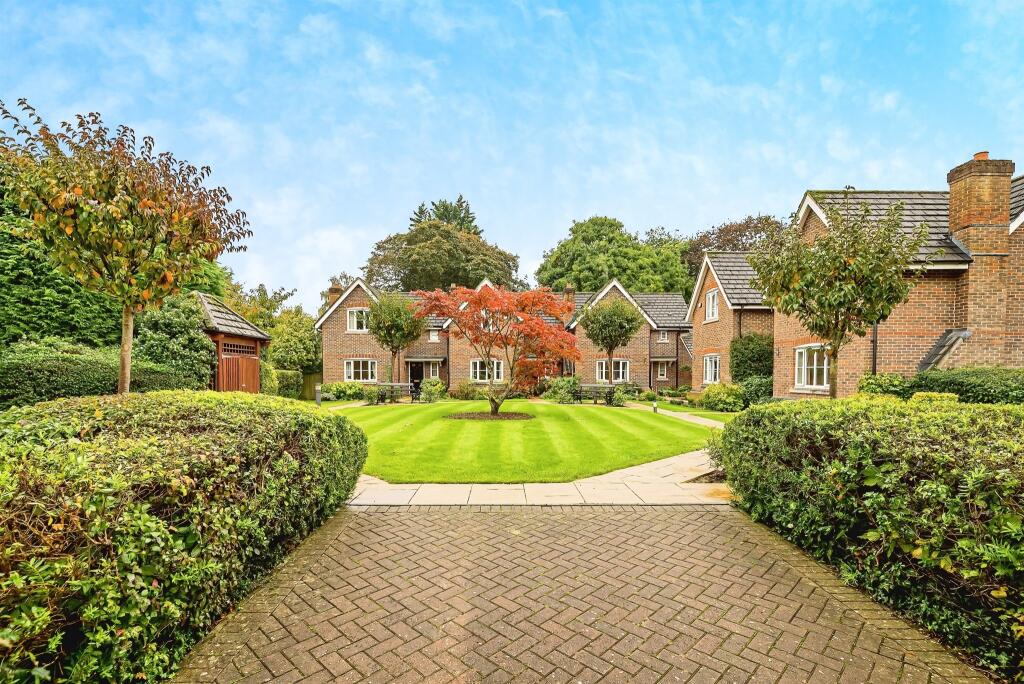 2 bedroom ground floor flat for sale in Forest Close, Wendover