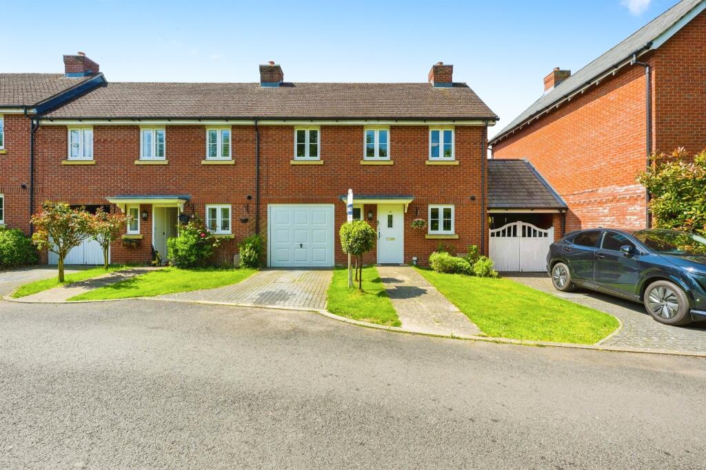 3 bedroom semidetached house for sale in McIndoe Drive, Wendover
