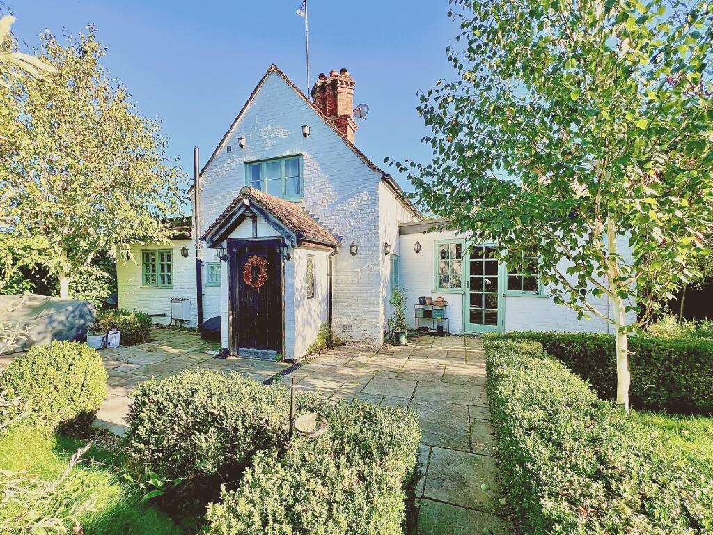 Main image of property: London Road, Aston Clinton, AYLESBURY