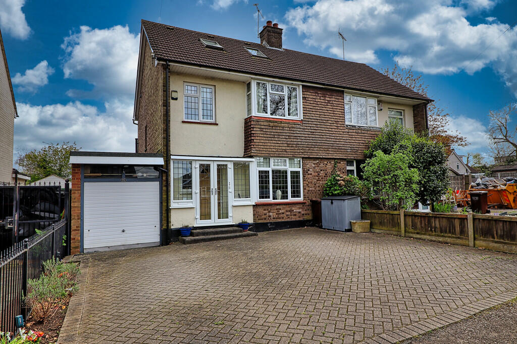 3 bedroom semidetached house for sale in Poors Lane , SS7