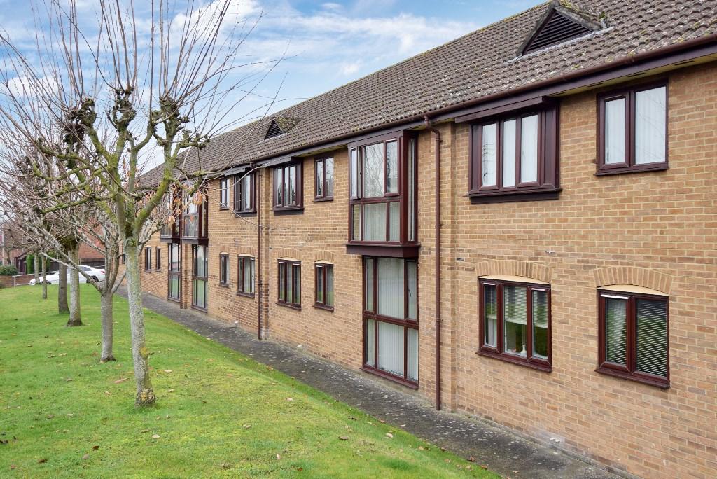2 bedroom ground floor flat for sale in London Road, Amesbury, SP4 7JX, SP4