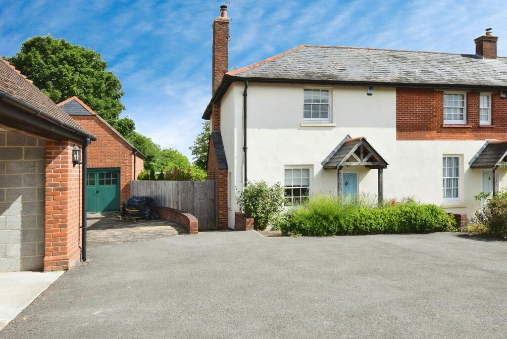 2 bedroom end of terrace house for sale in Red House Mews, Durrington