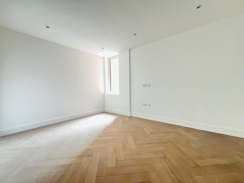 Main image of property: High Street, Flat 1, CR0