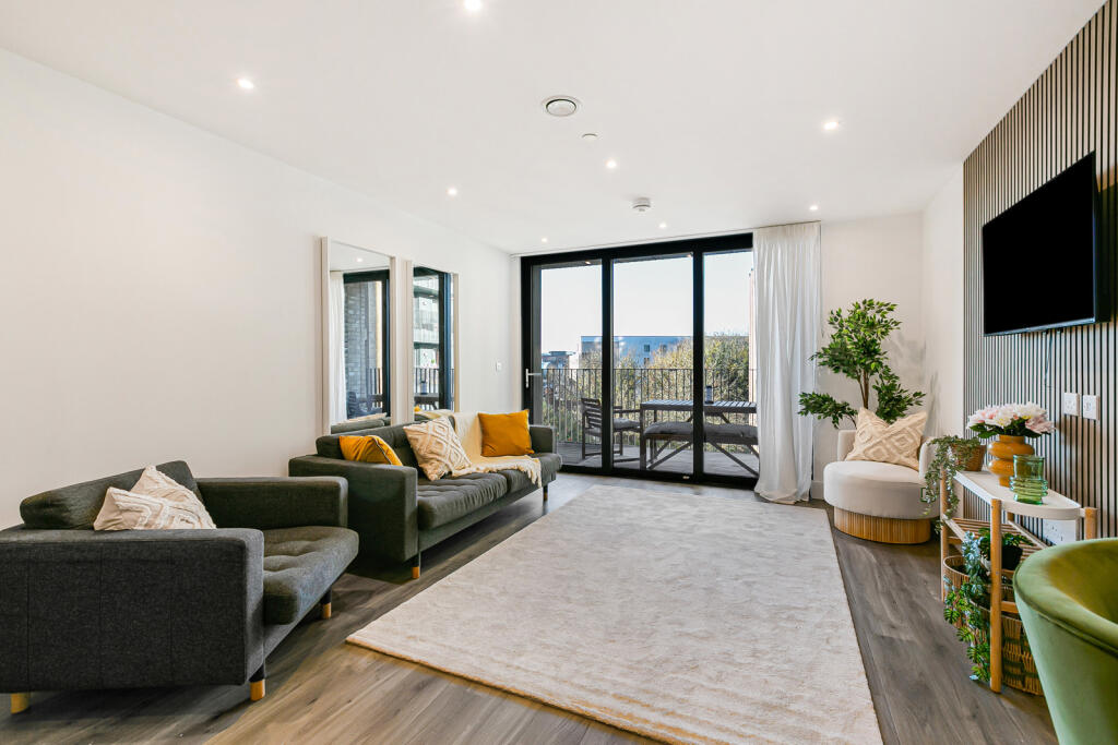 Main image of property: High Street, Staines-upon-Thames, Surrey, TW18