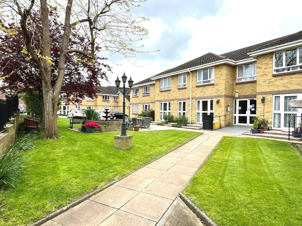 1 bedroom flat for sale in 87 Clayton Road, Chessington, Surrey. KT9