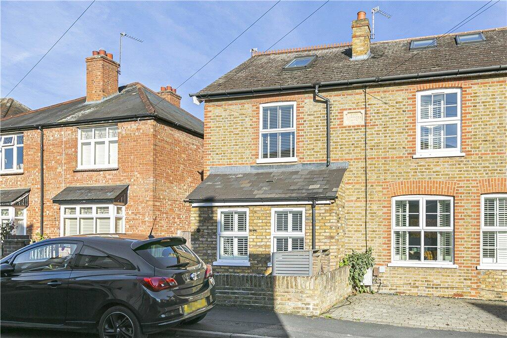 3 bedroom semidetached house for sale in Harvest Road, Englefield