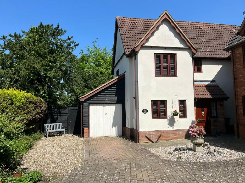 4 bedroom detached house for sale in Old Ipswich Road, Claydon, Ipswich