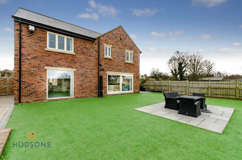 4 bedroom detached house for sale in Pontefract Road, Ackworth, WF7