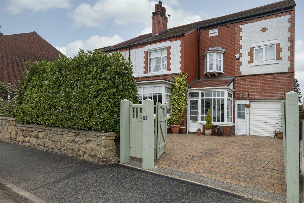 6 bedroom semidetached house for sale in Station Road, Ackworth,, WF7