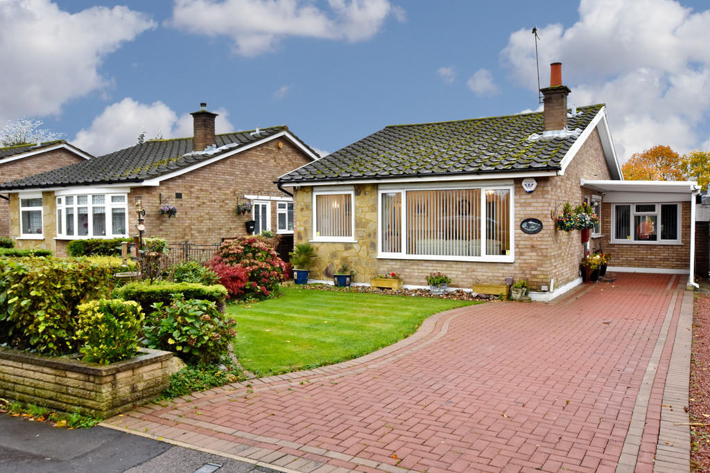 2 bedroom detached bungalow for sale in Redheath Close, Watford, WD25