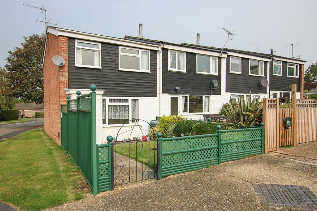 3 bedroom terraced house for sale in Holland Park, Cheveley, Newmarket, CB8