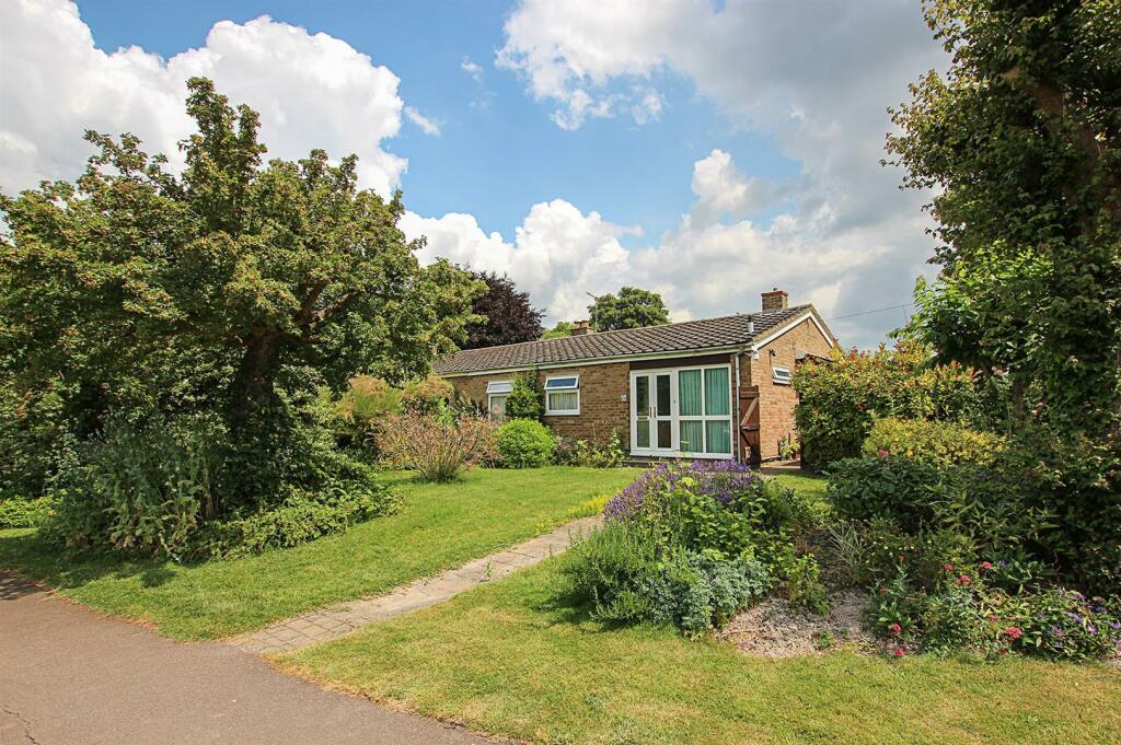 3 bedroom semidetached house for sale in Spring Close, Burwell