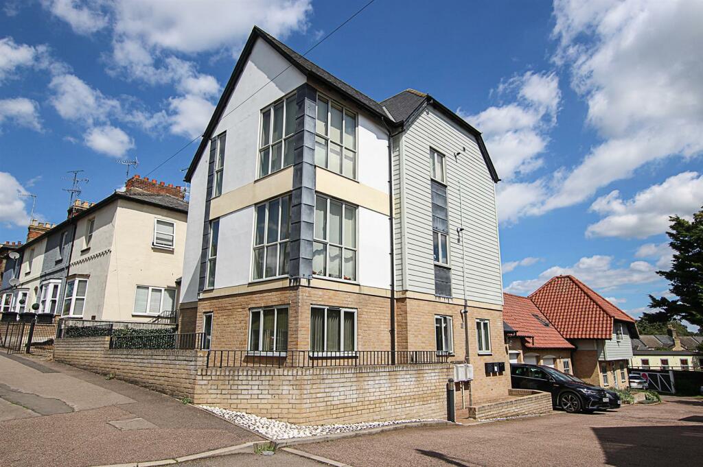 2 bedroom flat for sale in 34 Mill Hill, Newmarket, CB8