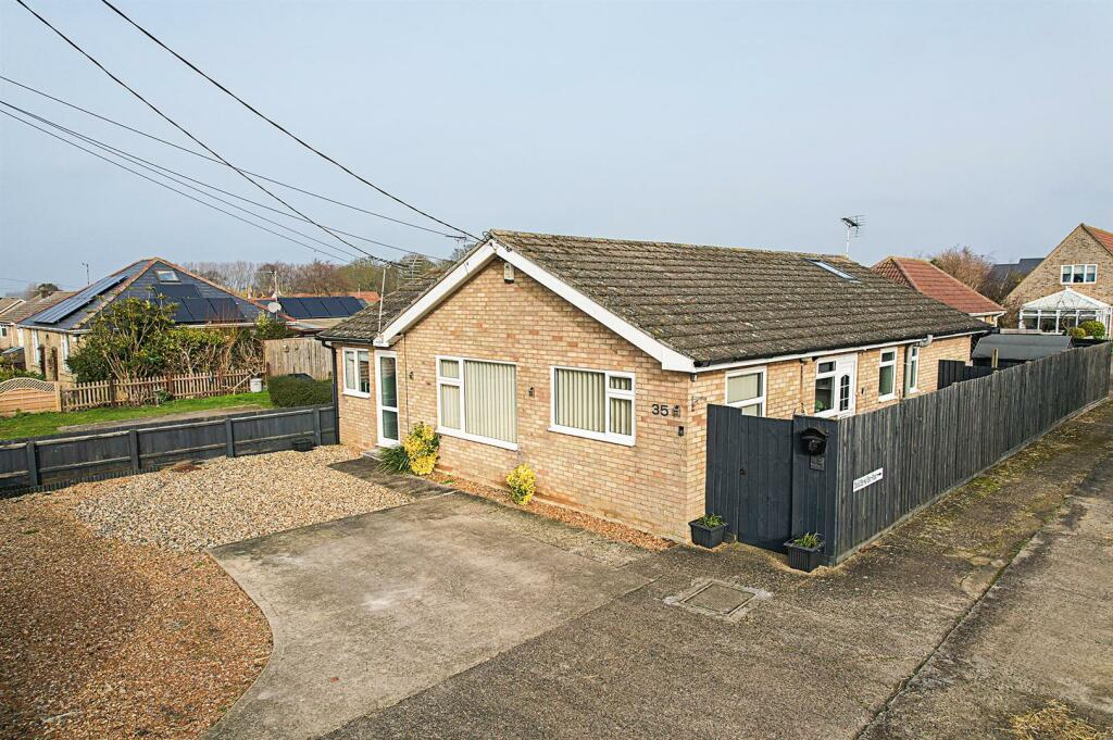 3 bedroom detached bungalow for sale in Hall Barn Road, Isleham, Ely, CB7