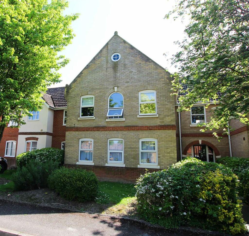 2 bedroom flat for sale in Chandlers Court, Burwell, Cambridge, CB25