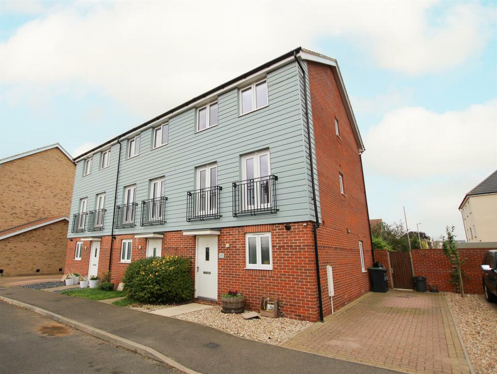 3 bedroom town house for sale in Celandine View, Soham, Ely, CB7