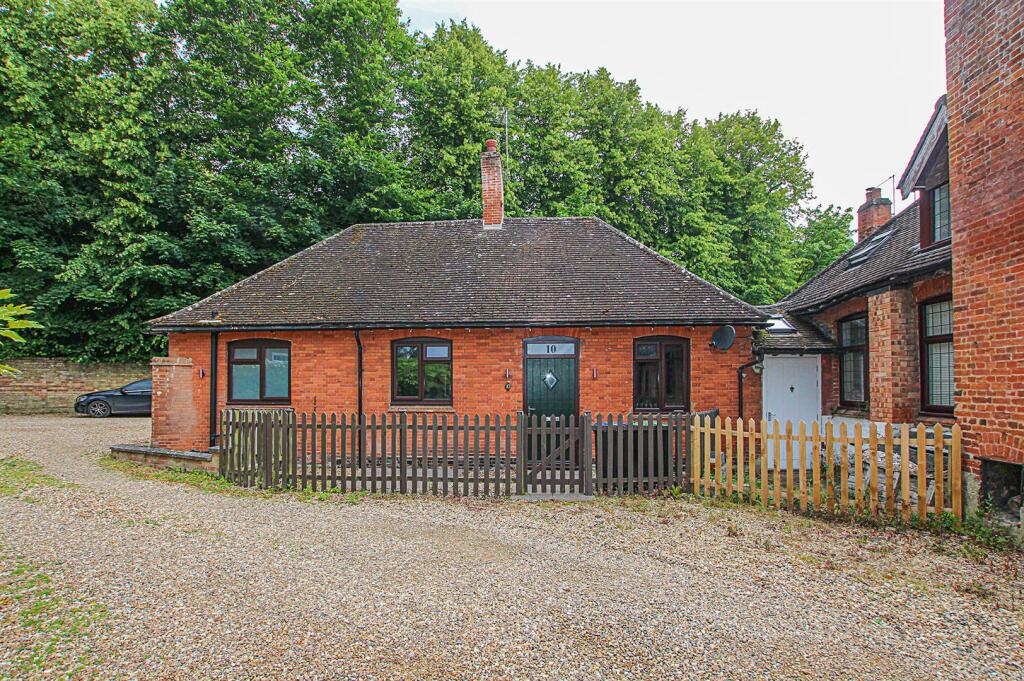 2 bedroom detached bungalow for sale in Cheveley Park, Cheveley, Newmarket, CB8