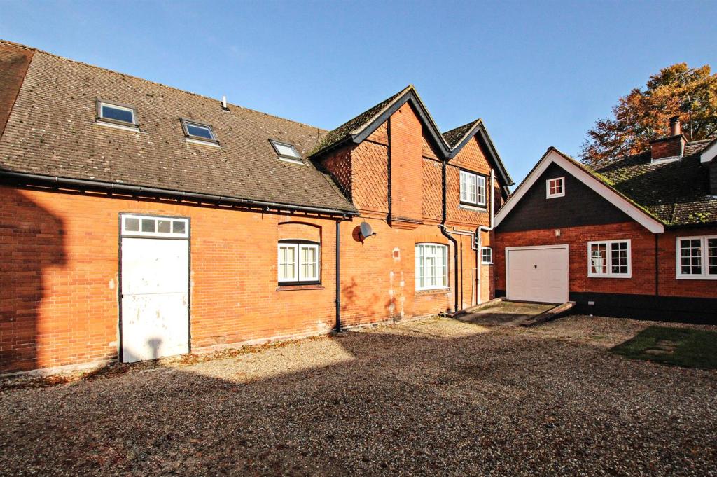 4 bedroom mews property for sale in Cheveley Park, Cheveley, Newmarket, CB8