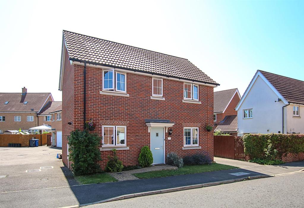 3 bedroom detached house for sale in Bramble Walk, Red Lodge, Bury St