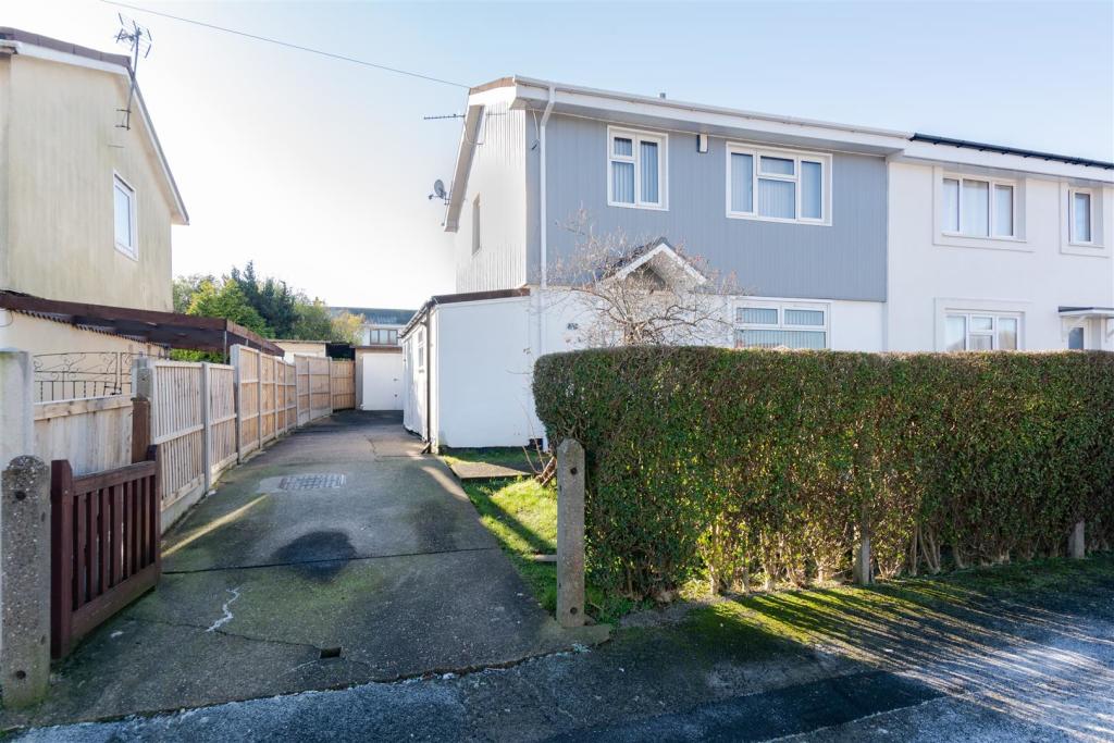 3 bedroom semidetached house for sale in Monkton Drive, Nottingham, NG8