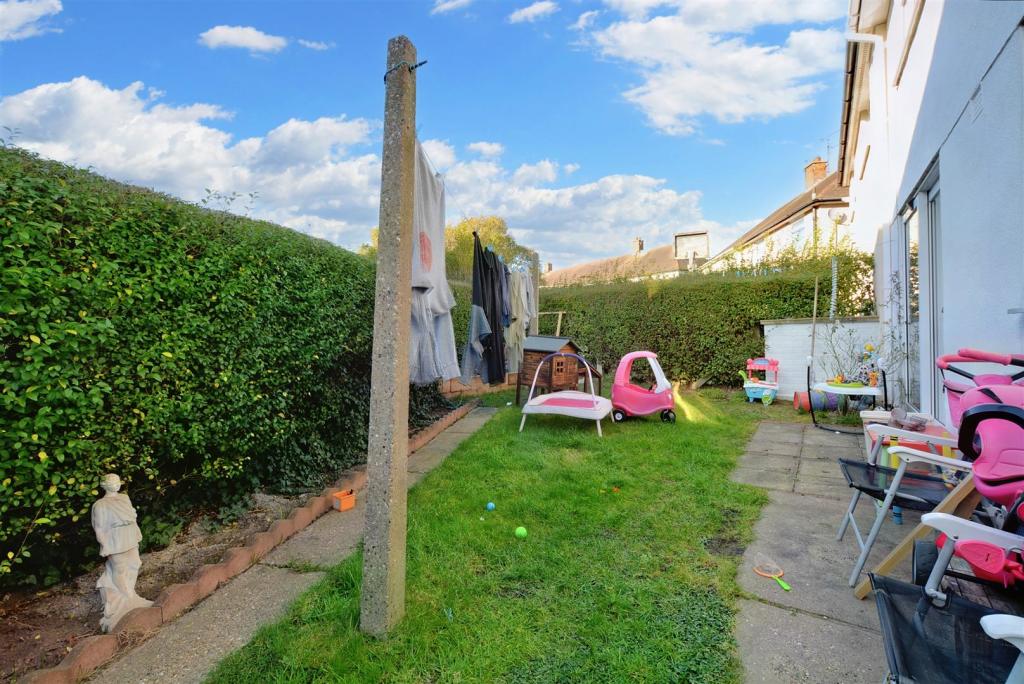 3 bedroom semidetached house for sale in Meadowvale Crescent