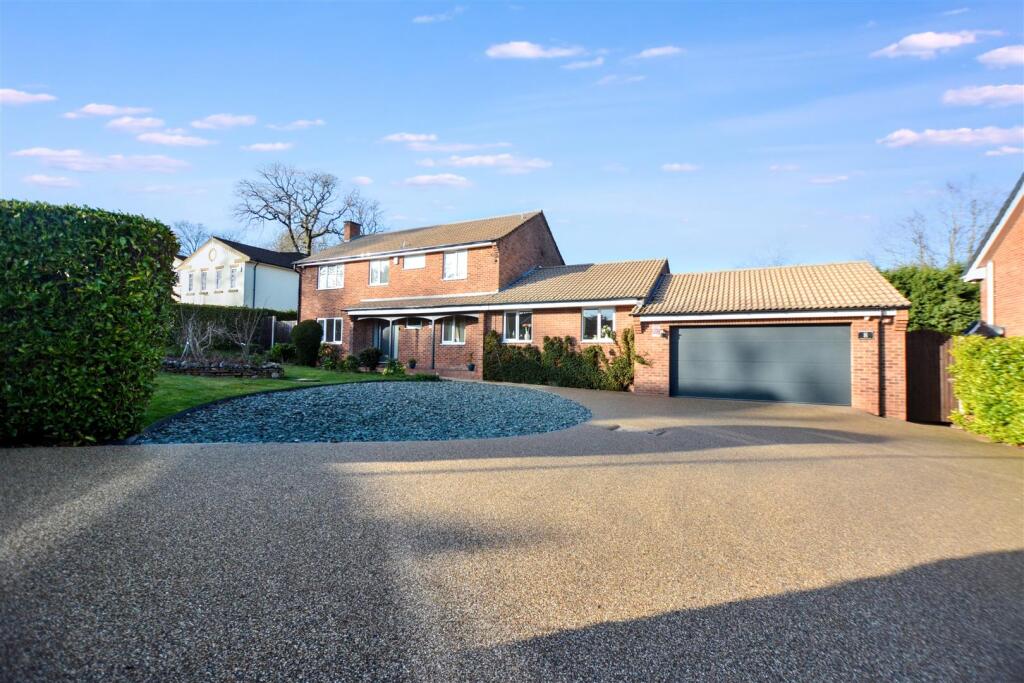 Main image of property: Grangelea Gardens, Bramcote, Nottingham